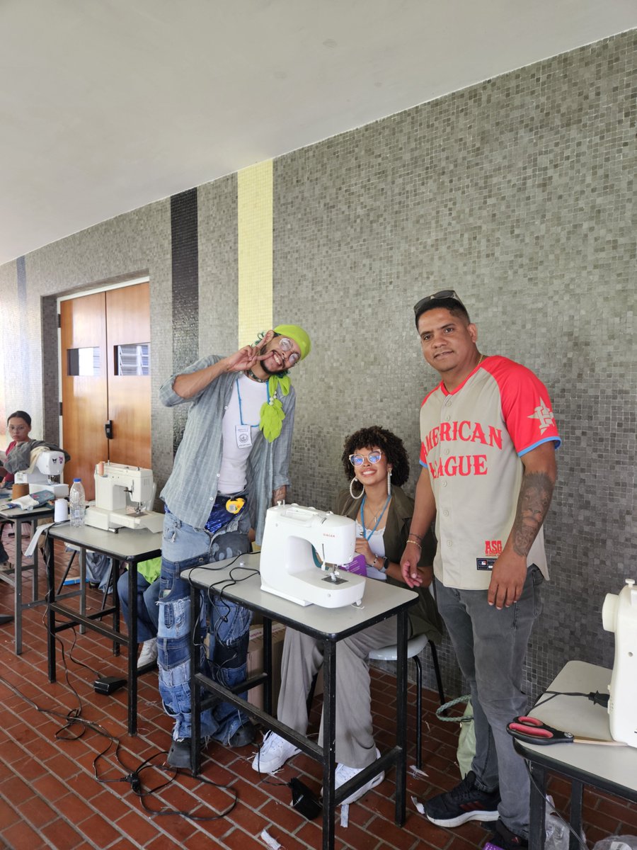 Jesskaarpaz's tweet photo. Ayer Nilxon recibió una maquina de coser gracias a una linda persona en Barquisimeto que cree en él.

Estoy orgullosa de como juntos hacemos cosas maravillosas. Aún necesitamos voluntarios, estamos en frente de la Facultad de Humanidades ✨️✨️ https://t.co/ITY781Wrga