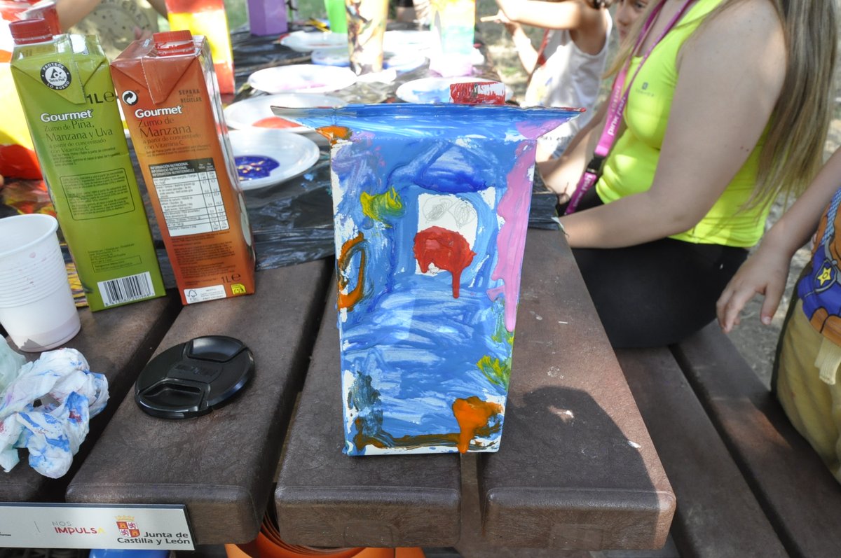 AytoSantaMarta's tweet photo. Esta mañana los más pequeños han aprendido a elaborar nidos con bricks y botellas de plástico gracias a los 22 jóvenes del campus de voluntariado 'Tormes limpio'. El viernes, y para niños de entre 8 y 12 años, la Isla del Soto acoge a las 11:30 horas una yincana medioamebiental https://t.co/CBkShEtQaQ