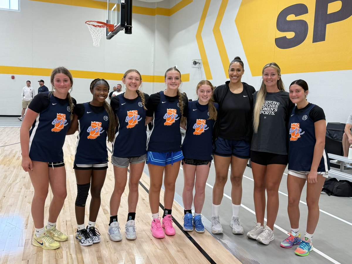 Lai_Smith24's tweet photo. Great day at Indy One training camp with my HSE teammates and former HSE Alums Taya Reimer &amp; Sydney Parrish! 
#proudtobearoyal 💙🦁🤍
@HSEGirlsBball @IndyOneEYBL https://t.co/LXg3ojXv2l