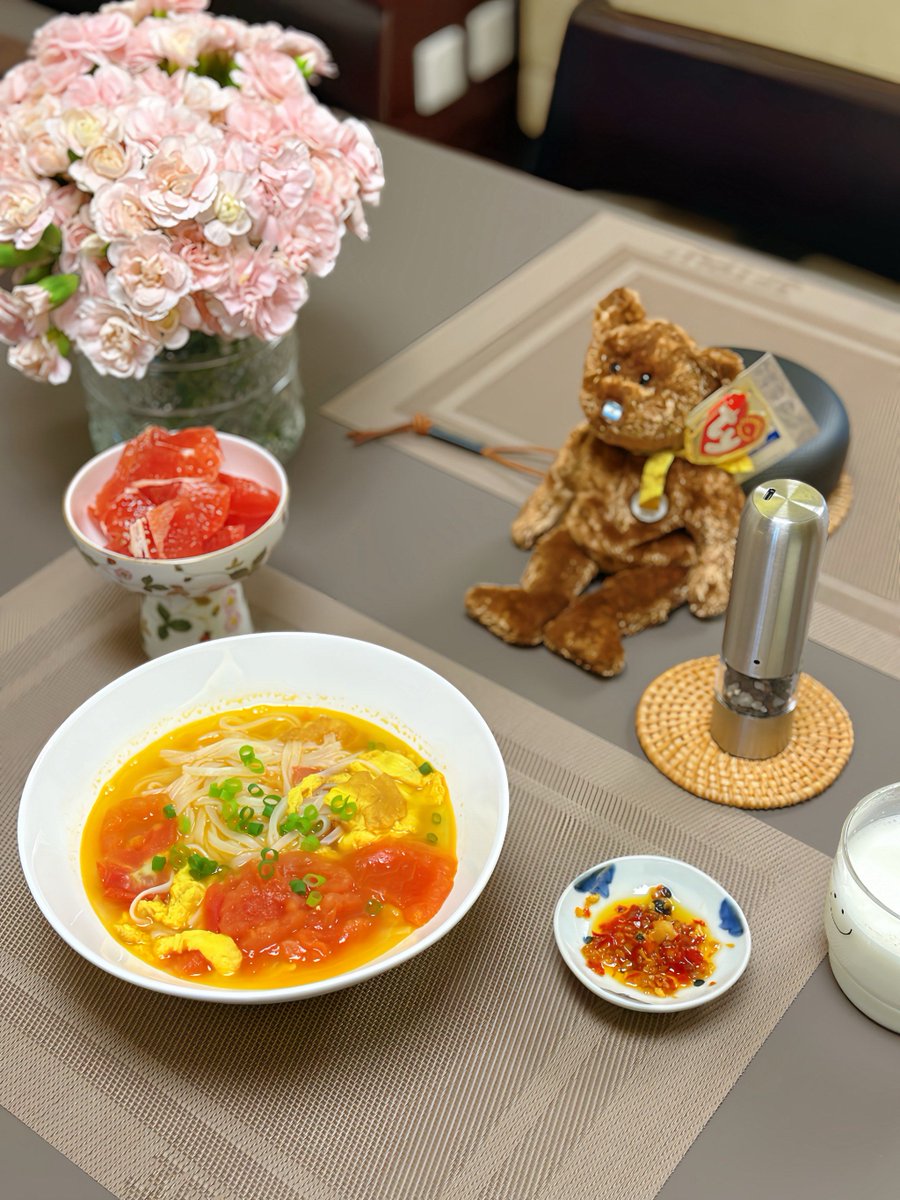 AntonMenger's tweet photo. Just had the perfect cozy lunch: creamy tomato soup with a side of buttery garlic bread. Simple, warm, and totally hit the spot on this chilly day. https://t.co/QeJSM0Fv3m