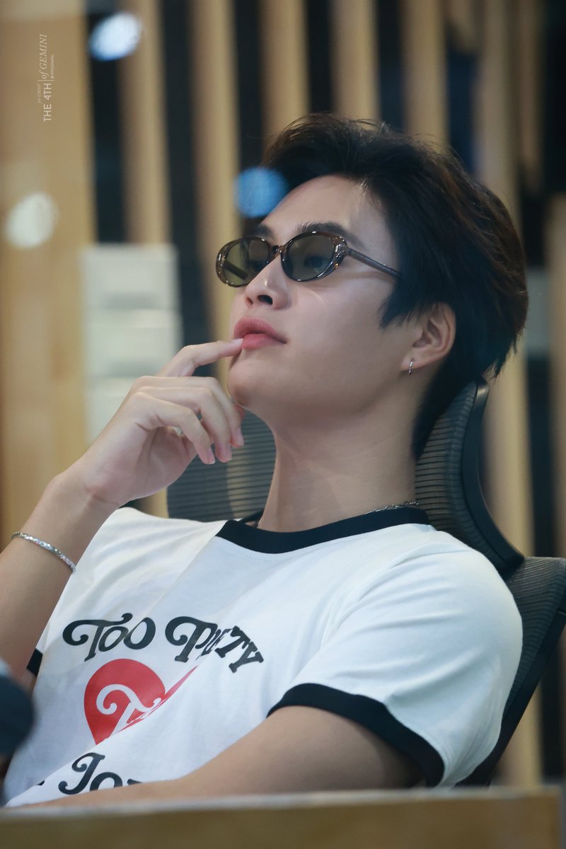 4thGemini_'s tweet photo. หล่อขนาดนี้ไปเพื่อใครคะ 

GEMINI CONCERT PRESS TOUR
#Flex1045xGEMINIConcert
#GeminiConcertLive
#GeminiConcert https://t.co/Rgg5mFGBKv