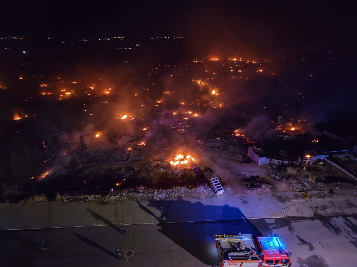 anajl2310's tweet photo. 🔥Ya ha terminado la temporada de la fresa y, casualmente, se inicia un incendio en el asentamiento chabolista de Palos de la Frontera que ha calcinado las 300 chabolas que había. No les ha quedado nada. Los nadie ya nos han dejado de ser útiles hasta el año que viene. https://t.co/12VgtWyzqQ