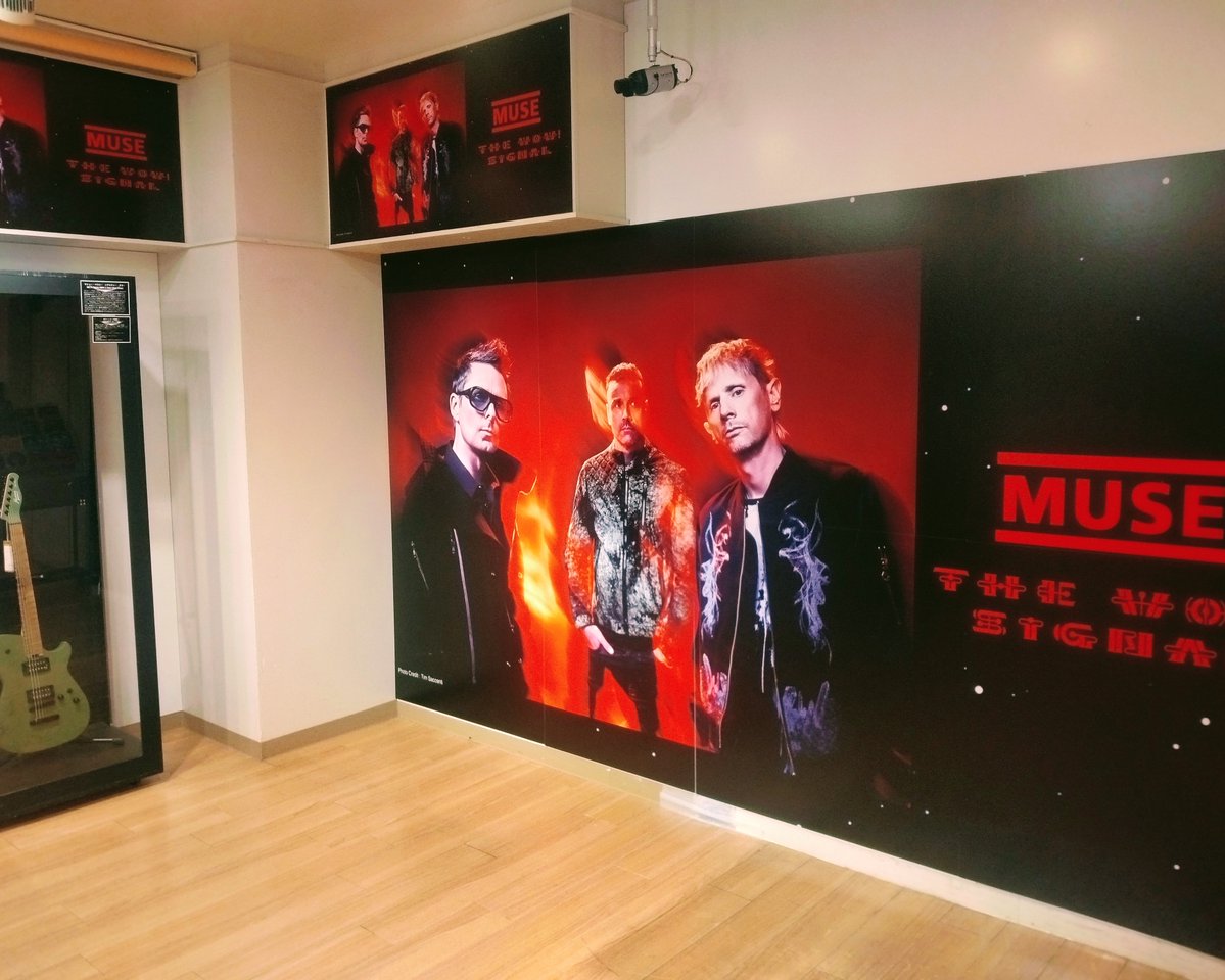 TOWER_Shibuya's tweet photo. 【#MUSE】
銀河No.1の最強スリーピース、ミューズ最新アルバム「The Wow! Signal」全英アルバムチャート1位獲得👑✨今作で7作連続の首位獲得の偉業を達成！
メンバー直筆サイン入りギターの展示は今週末7/12(日)まで🎸⚡️ぜひ拝みに来てください！(ノ)
https://t.co/admcp6U0bq https://t.co/d68hqcC0z0