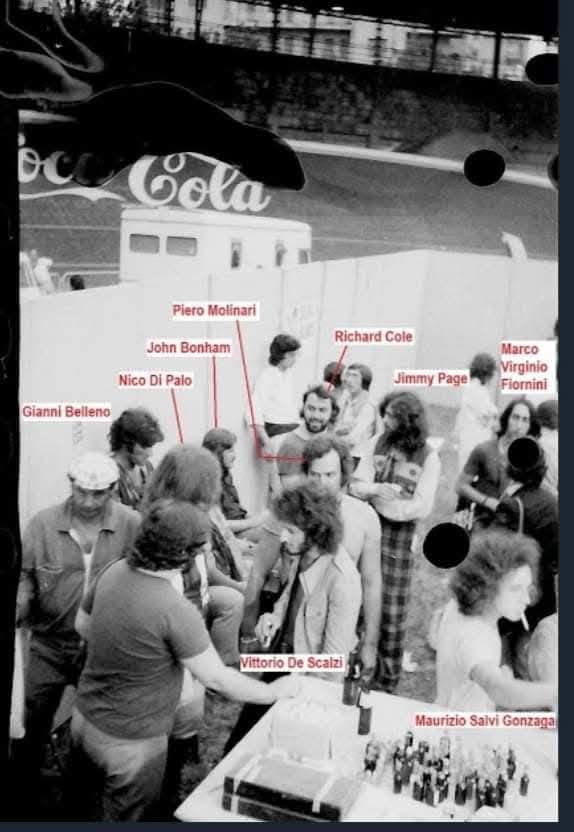 italianmusicjp's tweet photo. レッド・ツェッペリン・ファンには常識かもしれませんが、55年前の1971年7月5日に行われたイタリア、ミラノ公演の貴重な写真が流れてきました。

我らがニュー・トロルスとの共演となったこのカンタジーロで、なんとロバート・プラントがニュー・トロルスのジャンニ・ベッレーノのドラムを叩いているではないですか（サウンドチェック時のスナップ）。

背後にはトロルスのメンバーが見守っていますし、同じステージ上にZEPとニュー・トロルスの機材がセットされていたようです。

ちなみにこの日は熱狂した観客が暴れまくり、警察が催涙弾を打ち込むなどして大混乱となり、ZEPは数曲の演奏で避難せざるを得ない状況になったそうです。

ニュー・トロルスはちゃんと演奏できたのだろうか。。。

https://t.co/fqcm8ID7vm