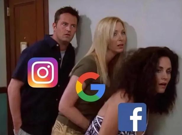 Vesper_2005's tweet photo. Your phone when you say you want to buy something https://t.co/fj8FOlx051