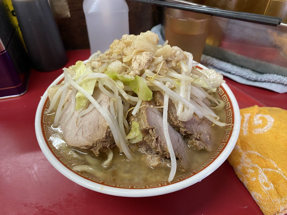 Ub1Qh's tweet photo. 🌥️本日の麺活No2   7/7(火)

🕞今日のおやつ　15:40

🍜ラーメン二郎 目黒店

🍜小豚/全部自動(麺バキバキ-野菜脂-カラメ)

朝食は、立喰そばでおやつは、先週火曜日以来のメグジ訪問で丁度待ちが4人ですぐに店内へ入りKRﾁｬﾝ I 姉さんに🙇ご挨拶

毎回 豚ﾁｬﾝ🥩ありがとうございます🙇ご馳走様✨ https://t.co/PFF2wh3mPs