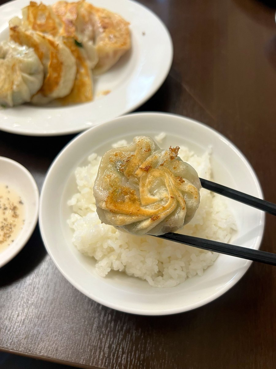 3moon_summer's tweet photo. ライブの前に選ばれたのは
餃子盛合せの定食でした🥟 https://t.co/TW1JD0lTRh
