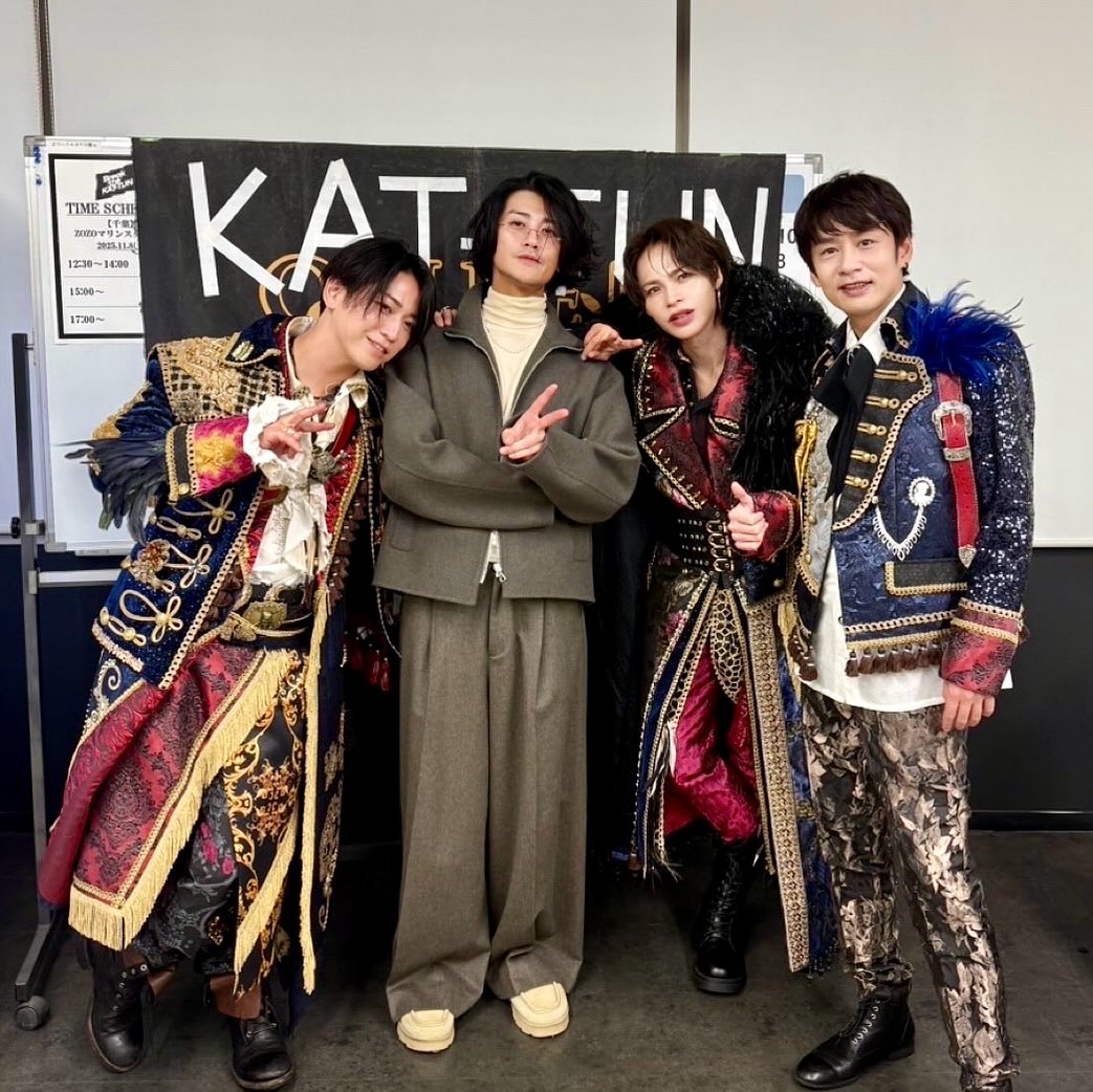 chain5_74's tweet photo. ジャニーズにいた平成時代のKAT-TUNはさ、『KAT-TUNは不仲』とか『KAT-TUNはダンスが揃わない』とかあまり良いこと言われなかった()けどそれが令和になって解散してからこんなにべったりくっついて仲良くしてる?メンバー達見れるなんてさ、妄想じゃなくて現実なのが嬉怖い。6人揃う日本当にあるかも… https://t.co/RG9GuCGckg