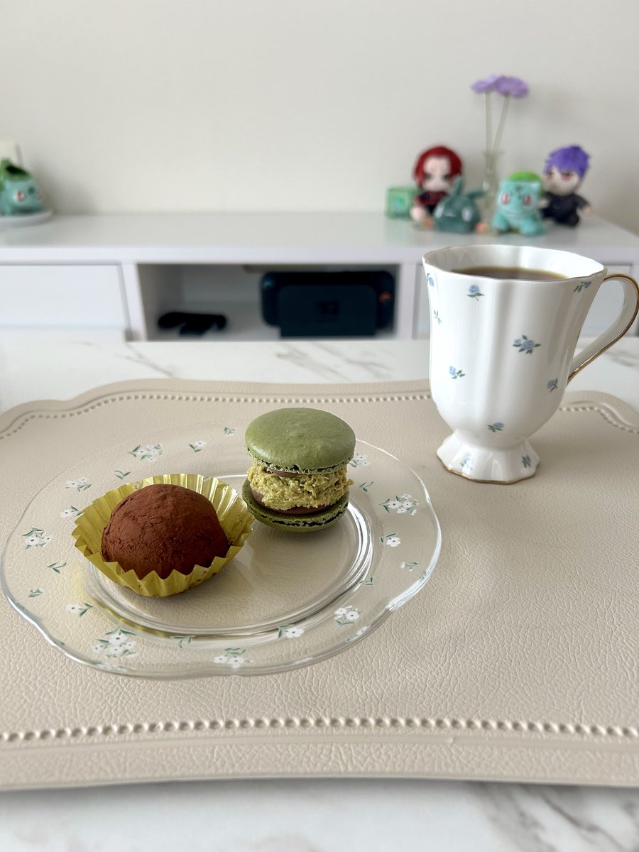 ykc_arm's tweet photo. ピスタチオ大福なるものとドバイチョコマカロンを食べて寝たら昼間が終わってて悲しい🎋 https://t.co/JEi2yft3nd