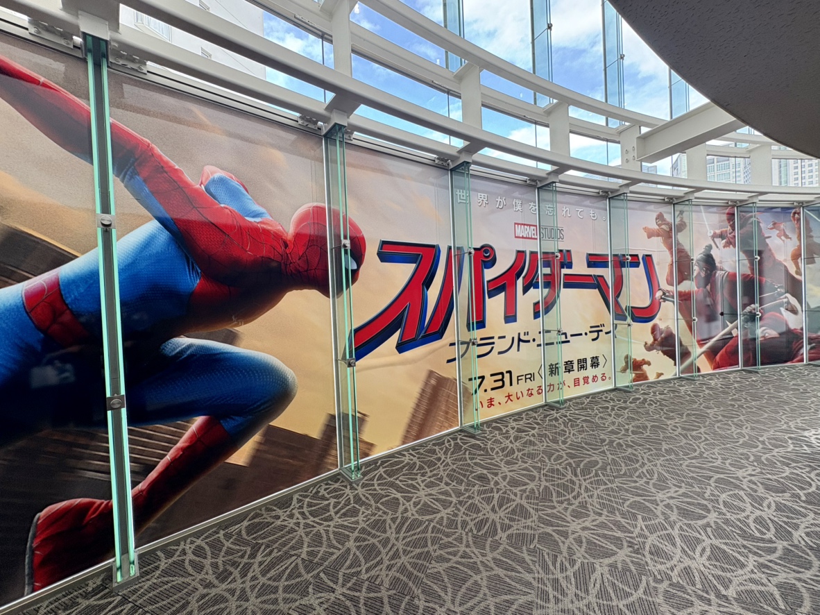 TPShinagawa's tweet photo. 🔴🔵🕷️スパイダーマンが🇯🇵品川に出現！？🕷🔵🔴

『#スパイダーマン：ブランド・ニュー・デイ』
7月31日の公開に先駆けてT・ジョイPRINCE品川のIMAXロビーになんとスパイダーマンが！

ー大いなる力が目覚める瞬間を品川IMAXで体感せよー

#WeLoveSpiderMan
 #BrandNew
#スパイダーマン
#SpiderMan
#TジョイPRINCE品川