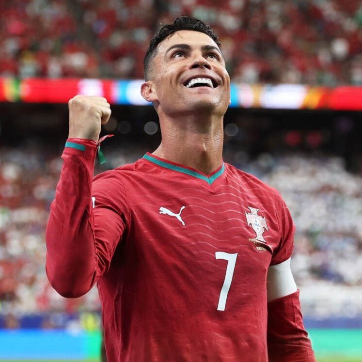 lejournaldureal's tweet photo. 🗣️ Marc Cucurella : « Cristiano Ronaldo est une légende du football.

Il a inspiré beaucoup de jeunes et jouer contre lui est toujours une motivation, car quand j'étais petit, je l'ai regardé à la télé et maintenant j'ai eu la chance de l'affronter en Coupe du monde. » https://t.co/ojxxMRe4ZE