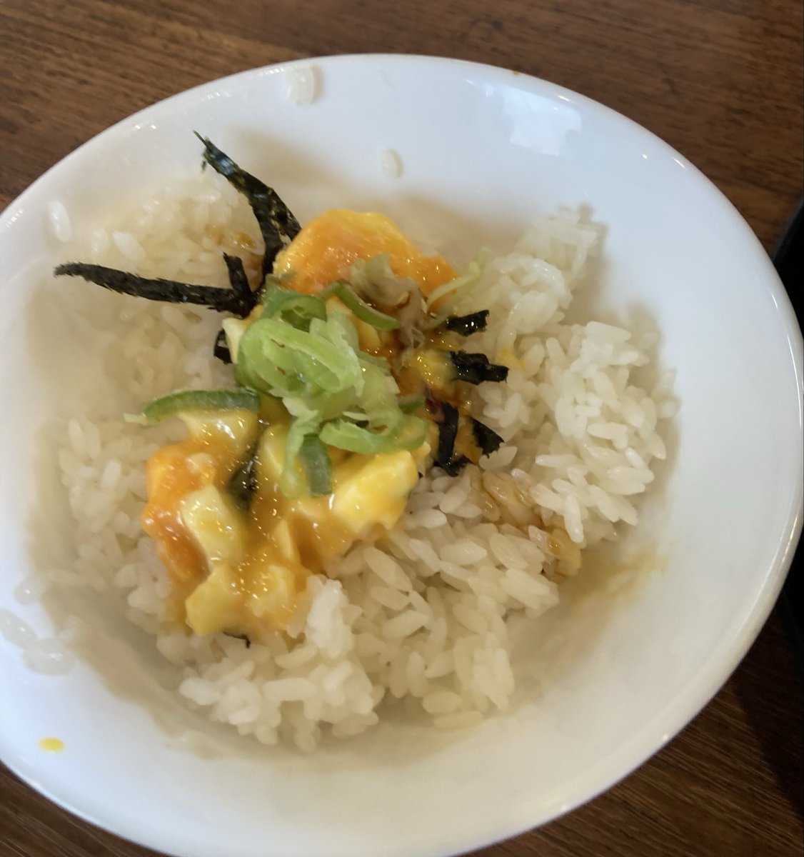 qiuchi_menten's tweet photo. 久々の #環家 へ。
チャーシュー麺３枚とほうれん草。
半たまごまぶしも。

めっちゃ人気あるな〜。俺も頑張ろうと思いました。

スタッフ変わって大変そうなのにタカさんお声がけありがとうございました。 https://t.co/grOzHxEUol