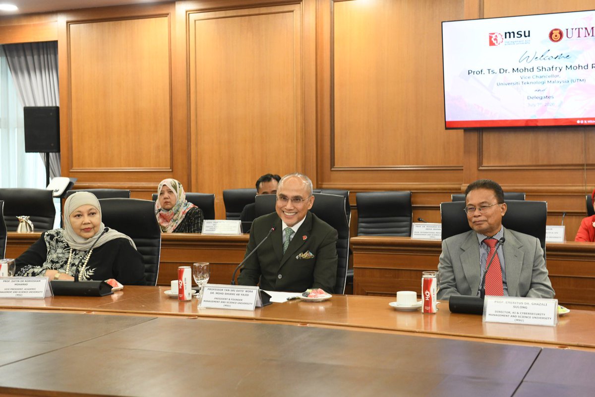 MohdShukriYajid's tweet photo. Welcome, Prof. Ts. Dr. Mohd Shafry Mohd Rahim, Vice Chancellor of Universiti Teknologi Malaysia (UTM). The signing of the MoU marks a significant step in advancing research collaboration, international mobility, and learning opportunities between @MSUmalaysia and @utm_my https://t.co/FTCQ1eX1Fh