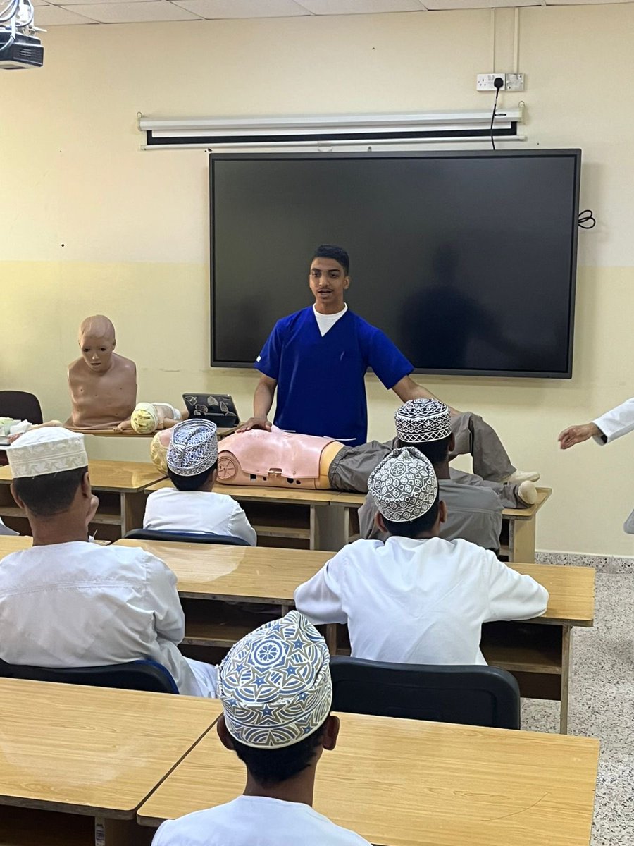 OCHS_HQ's tweet photo. قدّم فرع شمال الشرقية جلسة تعريفية لطلبة مدرستي المتنبي وعبدالله بن زيد، استعرض خلالها برامج الكلية وفرصها الأكاديمية، إلى جانب تطبيقٍ عملي لمبادئ الإسعافات الأولية، بهدف تعزيز الوعي الصحي لدى الطلبة بأسلوب تفاعلي. 🩺📚

#كلية_عمان_للعلوم_الصحية #شمال_الشرقية https://t.co/7TsPQKh7yQ