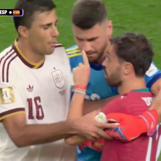 Dicrayh's tweet photo. 🚨 Bernardo Silva: Kwa nini nilikuwa na hasira??? Rodri aliniambia mimi ni mfupi sana kufunga bao la kichwa. https://t.co/B3fm5V9FWz