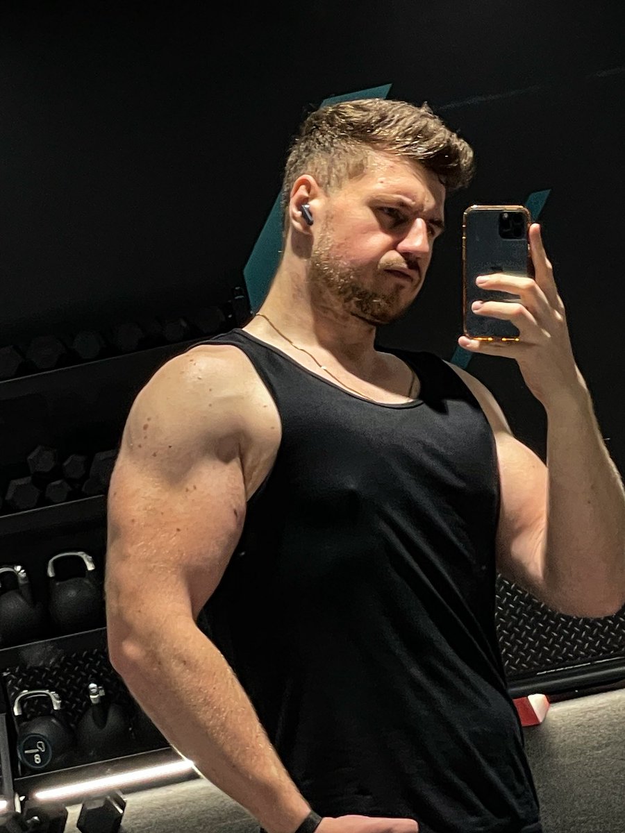 daniel_j_bx's tweet photo. A sweaty chest, shoulder &amp; tricep early morning sesh! ���🏻👏✨ https://t.co/GJvgr7a812