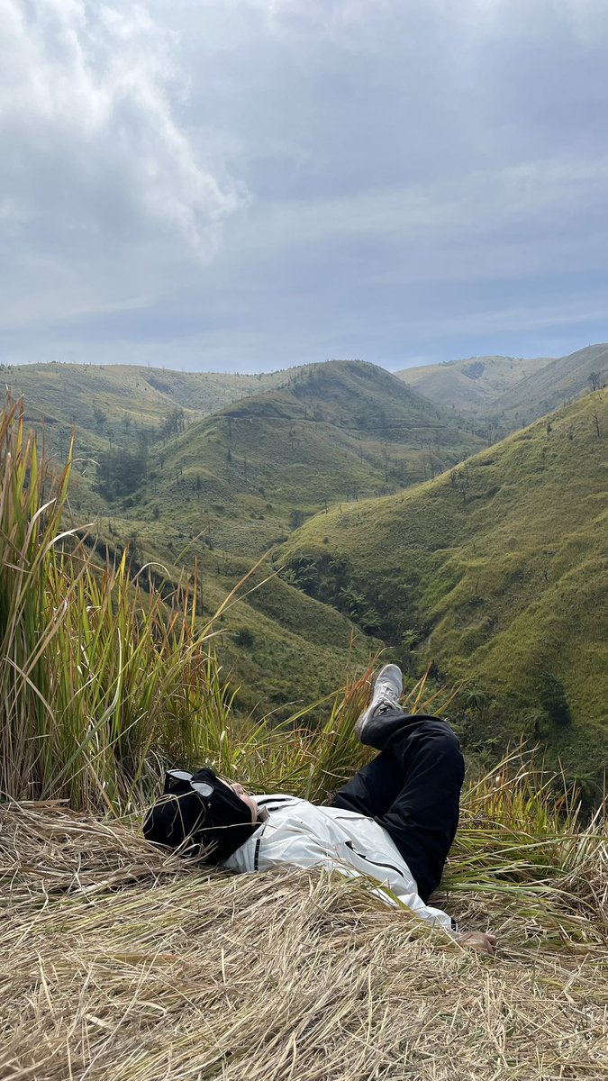 kugybears's tweet photo. SEPAKAAATT, bukit premium pasuruan definisi petantang petenteng dengan view maksimalll! 

Mirip bukit sumba, mirip sembalun, mirip merbabu  yang bisa digapai cuma 30mnt dan bisa ngojekk🫠 https://t.co/FOxJzGYnGo