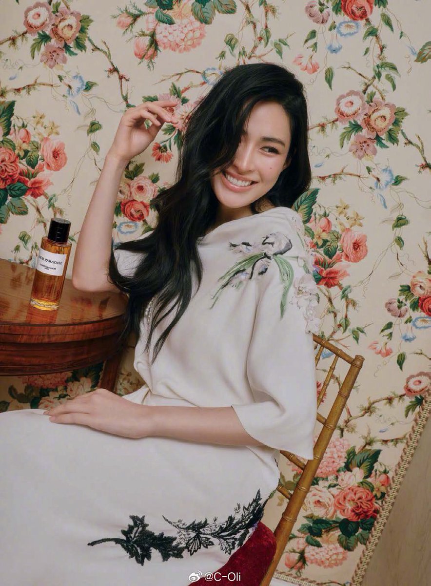 RKBF03's tweet photo. ที่พี่หลิงบอกว่าถ่ายมาหลายลุคแล้วชอบชุดสวยคือสวยจริงคลาสสิคตามแบบฉบับของ dior มาก 🖤🤍

#LingDiorParfumsDinner 
#หลิงหลิงคอง #linglingkwong
#DiorLaCollectionPrivee https://t.co/FKgScuMxKd