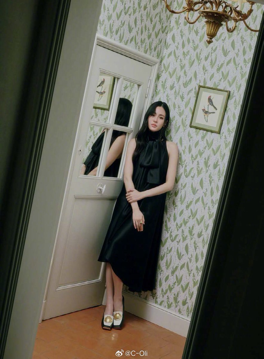 RKBF03's tweet photo. ที่พี่หลิงบอกว่าถ่ายมาหลายลุคแล้วชอบชุดสวยคือสวยจริงคลาสสิคตามแบบฉบับของ dior มาก 🖤🤍

#LingDiorParfumsDinner 
#หลิงหลิงคอง #linglingkwong
#DiorLaCollectionPrivee https://t.co/FKgScuMxKd