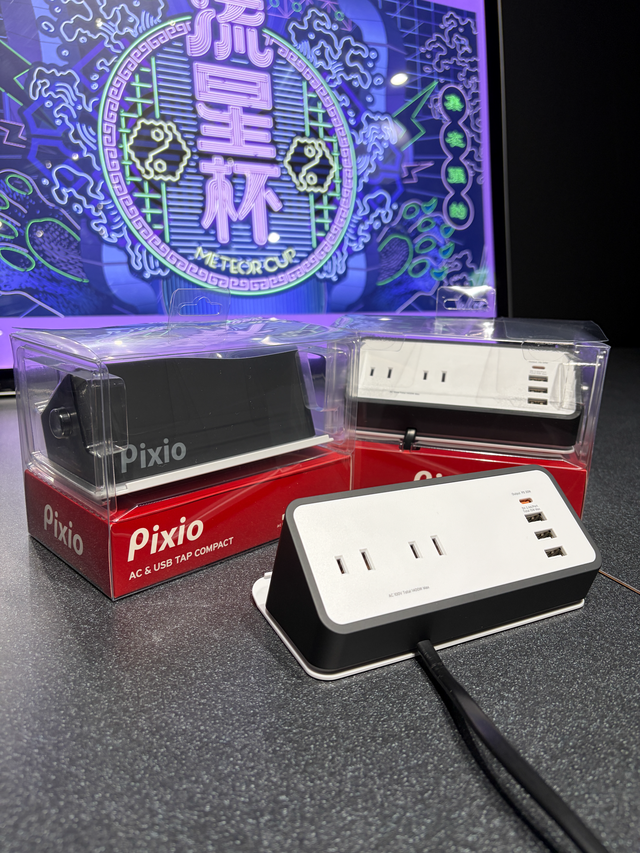 Meteor_OA's tweet photo. MeteorスポンサーのPixio(@PixioJapan)様より
「PS2S Monitor Arm Single (White)」「Pixio AC&USB 充電タップ (ブラック)」をご提供いただきました❗️

モニターアーム＋充電タップでデスクがスマートにまとまるので
快適なデスク環境を求める人におすすめです！💫

充電タップは急速充電対応で、スタンド機能もあるのでとても便利です⚡️
#PR #Pixio #meteor