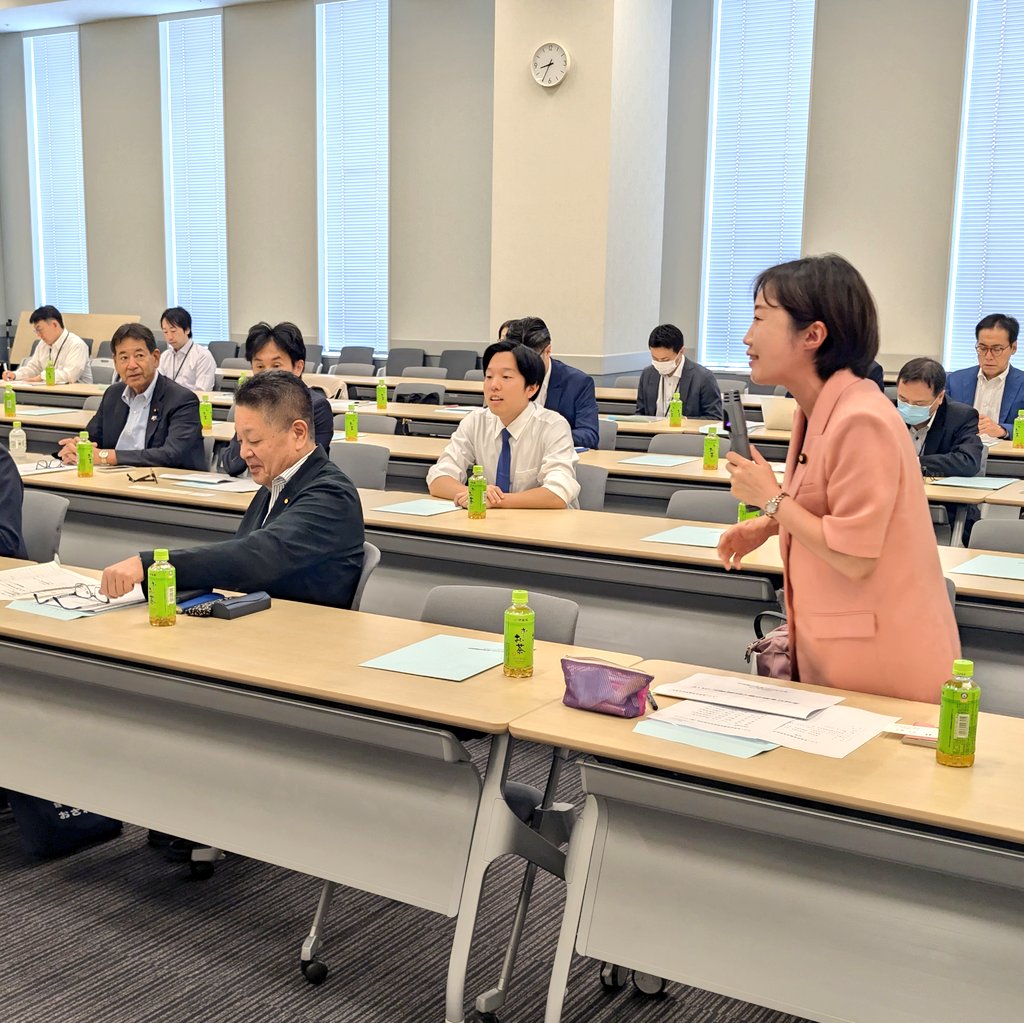 murata_kyonkyon's tweet photo. 【たばこ産業政策議員連盟総会】
・たばこの総需要は減少しているが、度重なる増税で、税収は2兆円を維持
��そのうち地方たばこ税収は約1兆円
・加熱式たばこの取扱い
・望まない受動喫煙の防止
・分煙設備の整備
等、意見交換。

私からは、工場の喫煙場所や健康経営優良法人の認定等、質問しました。 https://t.co/ehPJFdpdqG