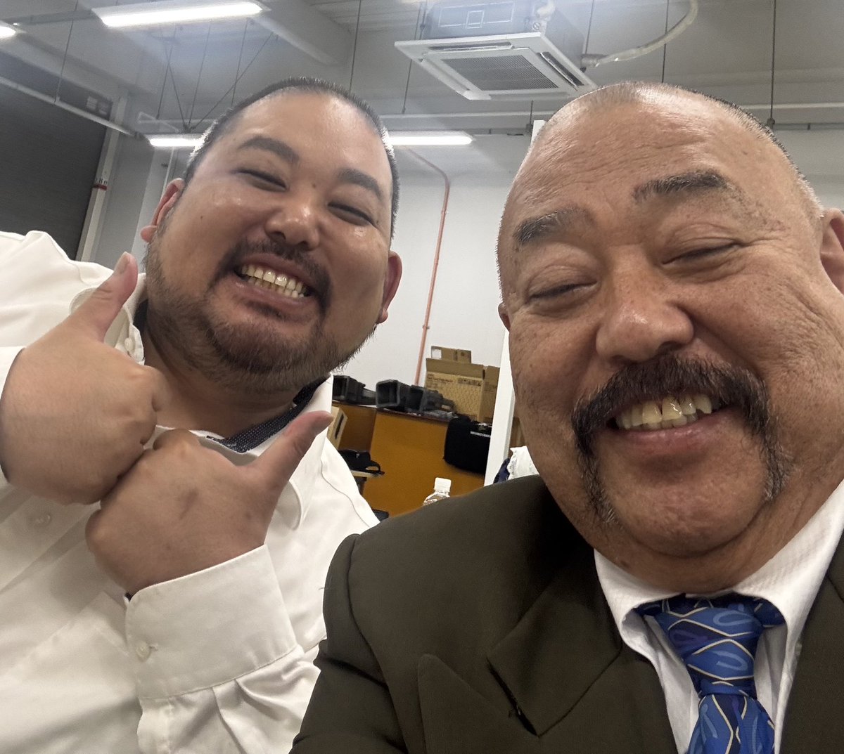 dakotto_private's tweet photo. 【メンバー活動報告】
町田政則より

映画の撮影でスタミナパンの麻婆さんと一緒でした　麻婆さんは僕の息子役ですへへへへ
皆に似てる親子だ〜って言われましたへへへへ
上映は来年かな
情報解禁になったら宣伝しますね　宜しくお願いします！
#町田政則  #撮影 https://t.co/FUgd9iYFj9