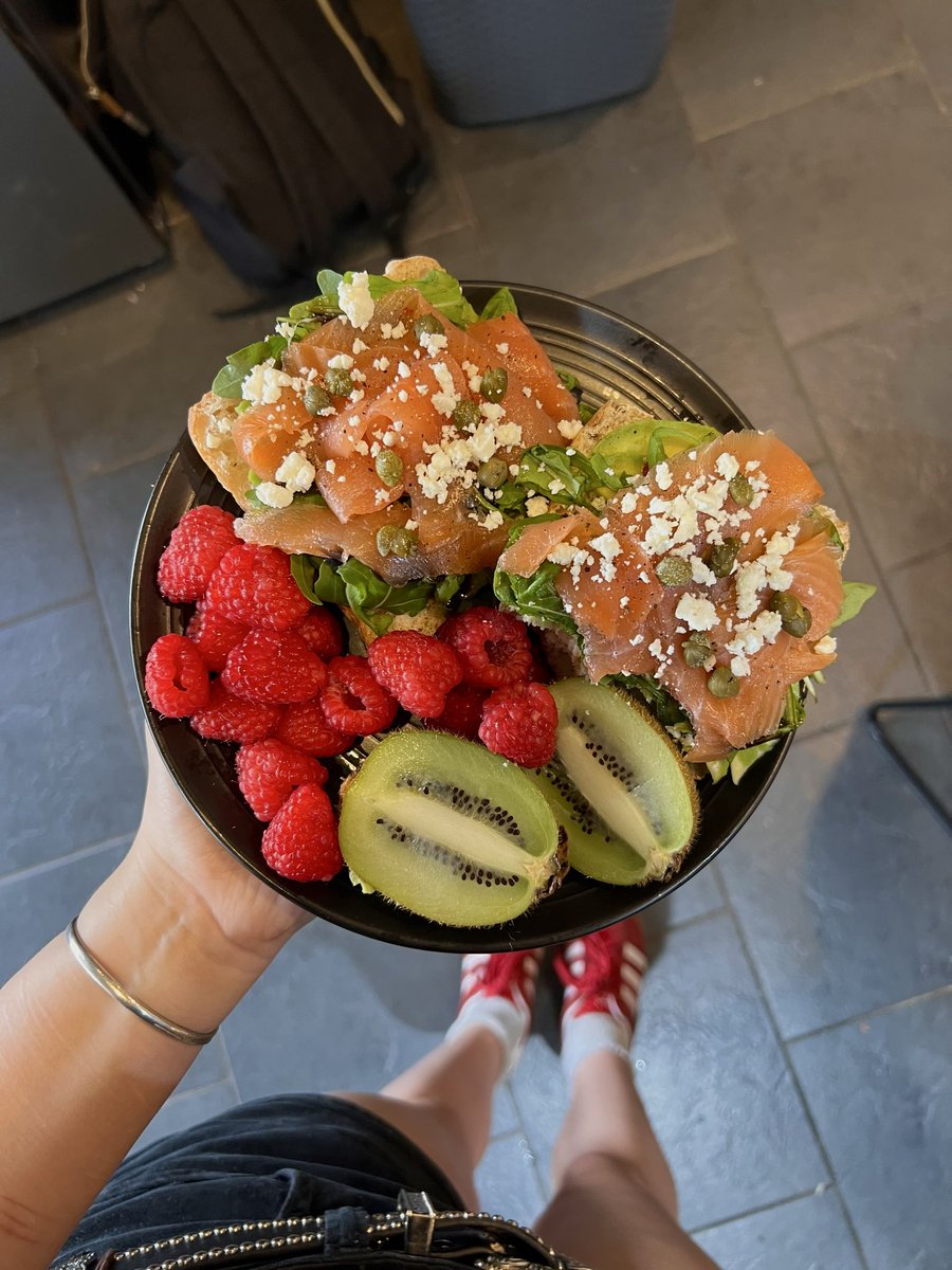 Rosesierra_'s tweet photo. my omad from today ⛦

salmon avo ciabatta 🫪
(calories unknown) https://t.co/qHFNZZBO1X