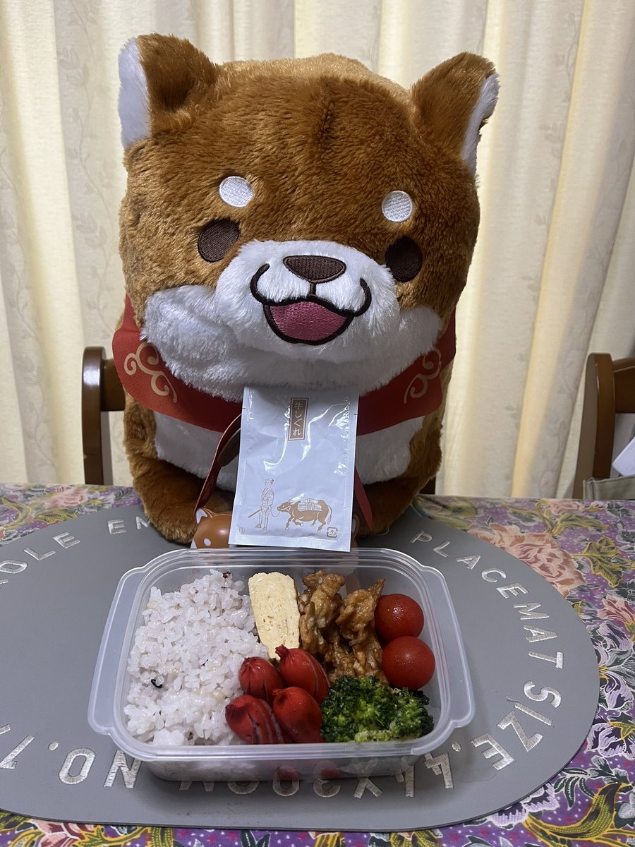 tomozo_p_union's tweet photo. 7月7日七夕
お休みなので、妻のお弁当作りからスタート❣️

〜今日のお品書き〜
① お出汁たっぷりだし巻き
② 赤ウィンナー炒め
③ プロッコリーの塩ダレ炒め
④ 加賀揚げ(市販品)
⑤ ミニトマト

全く七夕感ありません…

お弁当完食してもらいたい❣️
#お弁当 
#忠犬もちしば https://t.co/obBC5kSu69