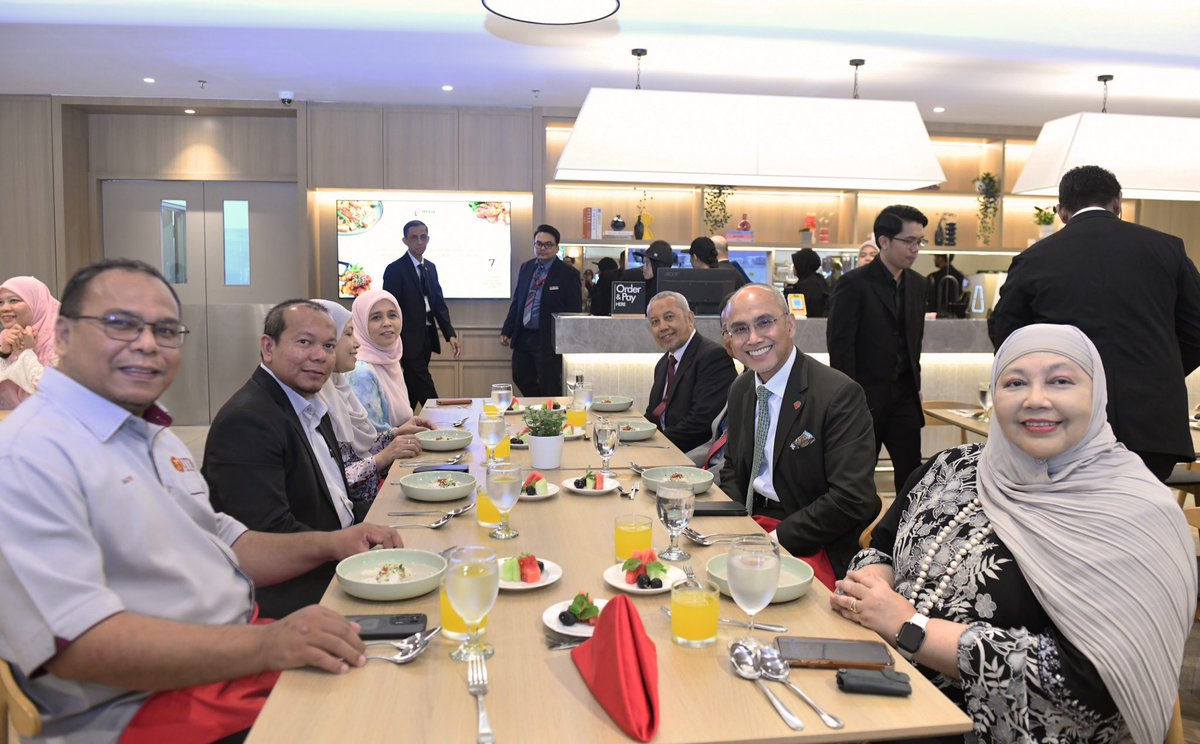 MohdShukriYajid's tweet photo. Delighted to host Prof. Ts. Dr. Mohd Shafry Mohd Rahim, Vice Chancellor of @utm_my and his entourage, for a productive visit and strategic discussion. Our engagement reinforced our shared commitment to a meaningful partnership. @MSUmalaysia https://t.co/sco2MwT7wp
