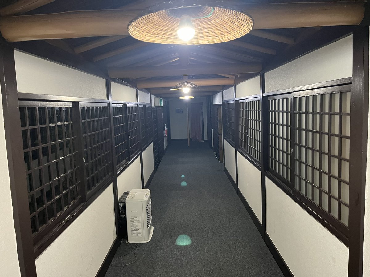 Kimigdbf05's tweet photo. あ、ちなみに宿はこんな感じでした！1人で寝るには広め🧐エビスサーキットまで5分10分で岳温泉入れるしお値段5000円一泊はお安い🧐　お察しの通り座布団の柄はベトナムです🇻🇳 でもいい人だし温泉はしっかりしてるしぐっすり寝れる✨日帰り入浴500円でやってる破格がえぐい https://t.co/GlOx6NfjXr