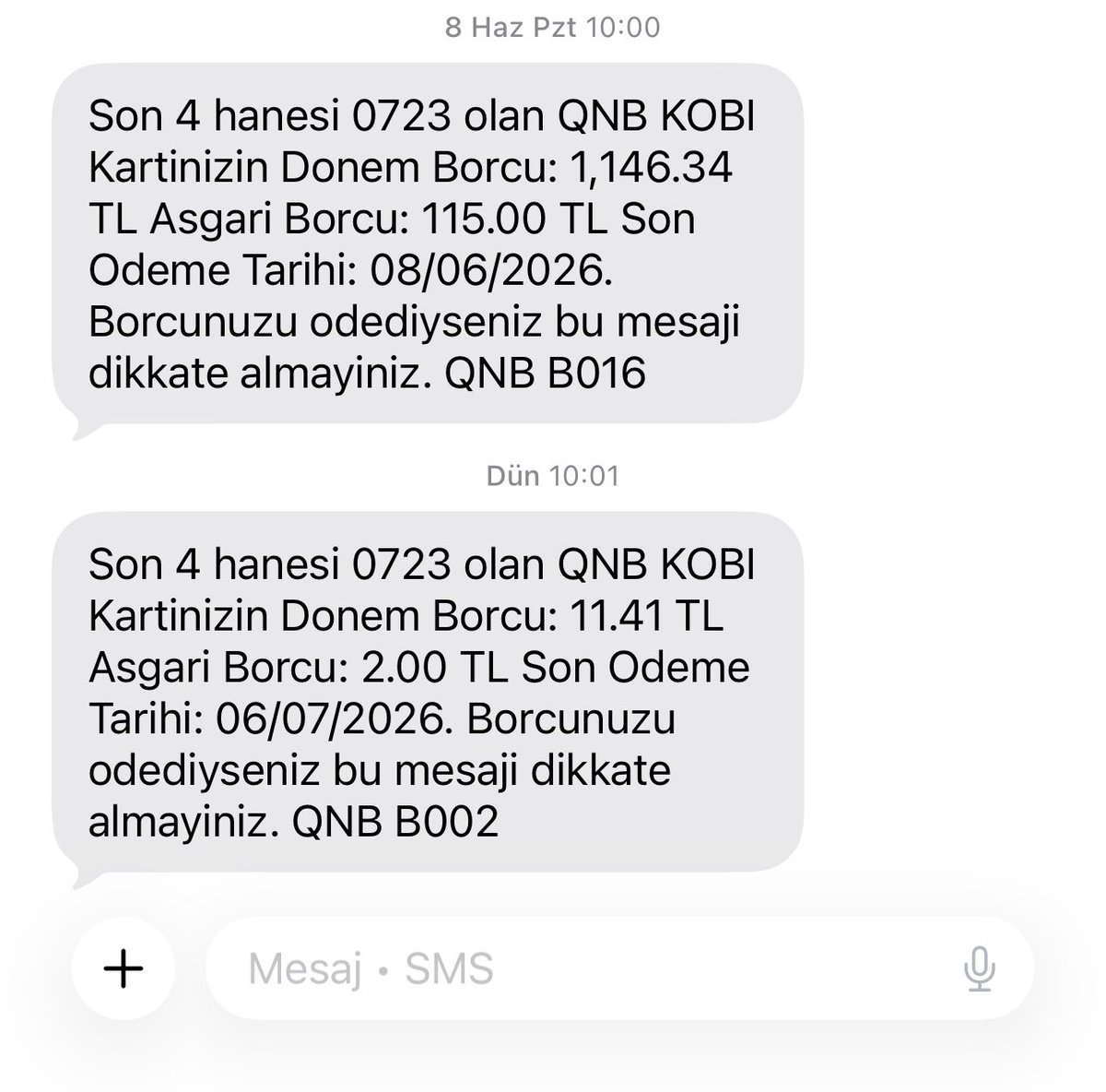 fatihcolak19831's tweet photo. Bu haraç yasal mı? 2 yıldır hiç calismadigim halde inanılmaz bir şekilde yakama yapışan @qnbtr yazmayayım diyorum ama lütfen beni salar mısınız. yıllardır hiç kullanmadığım kredi kartıma geçen 2025 yılı kart ücreti yansıttı hemen online müşteri hizmetlerine bağlandım kartımı iptal ettirdim ve kırdım o günde bankanın uygulamasını bile telefonumdan sildim. Normalde telefonumdaki mesajlara hiç bakmam tüm ödemelerimi de hiç kaçırmam bizzat kendim takip ederim, finansbank dan gelen bir mesaj 1217 TL borcunuz var ve üç aydır ödememişim üç ay gecikmeye sokmuşlar neredeyse avukatlık olacakmış müşteri hizmetlerini aradım kart aidat ücretiymiş, ben bu kartı size geçen yıl bizzat kapattırdım ekran görüntülerini de paylaştığım gibi geçen yıl 800 TL kart aidati ekstra mesajı atmışsınız hiç kullanmadığım için bir daha hiç ekstra kesilmemiş bu yılda 1200 TL kart ücreti hiç kullanmadığım karta ve kapattığınızı söylediniz karta borç çıkarttınız. İşin en tuhaf tarafı olay burada bitmiyor zar zor internet bankacılığınızı tekrar indirdim yıllardır ne gördüğüm ne kullandığım kartın aidat ücretini ödedim bir gün geç ödemişim 12 TL tekrar faiz ekstre kesmişsiniz, yahu dedim ben bunu takip edemem yani mutlaka unuturum sonuçta hiç calismadigim bir banka alın size ben 50 TL ödeyeyim faiz falan gelirse benim sizden alacağım olsun yeter ki kendimi kurtarayım, ama bir baktım fazla ödeme yapamıyorsunuz bu sefer bir dahaki ay geliyor tekrar on TL faiz yansıtıyorsunuz aynı süreci yaşıyoruz. Yani bu yaptığınız insan psikolojisini ve zaman yönetimini çok iyi inceleyerek olmayan kartlar için haraç kesme stratejisi mi? Milletin yakasından bir düşer misiniz?