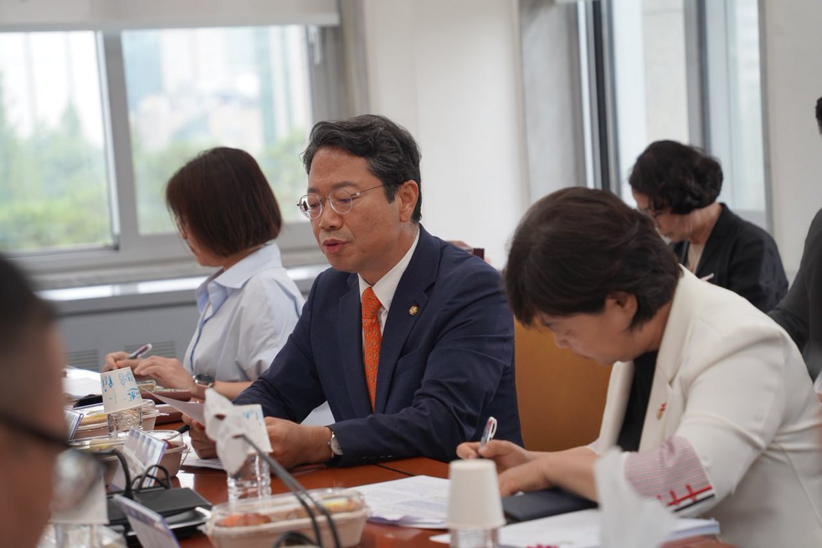 GimseungWo39403's tweet photo. <국민 모두를 위한 형사소송법을 만들겠습니다>

더불어민주당 형사소송법 개정 TF를 중심으로 당과 현장의 다양한 의견을 모으며 개정안을 준비하고 있습니다.

수사를 담당하는 경찰과 검사, 변호사, 학계 전문가들의 의견을 폭넓게 청취했습니다. 

「형사소송법」 개정안을 공동대표발의한 김용민·박은정 의원님을 비롯한 민주당 법제사법위원들과도 개정 방향을 심도 있게 논의했습니다.

수사기소 완전 분리, 보완수사권 완전 폐지는 흔들릴 수 없는 검찰개혁의 원칙입니다.

내일(7.8) 법사위 제2차 전체회의에서 「형사소송법」 개정안 심사가 본격적으로 시작됩니다.

이번 개정은 검찰의 권한을 조정하는 데 그치는 법이 아닙니다. 국민의 기본권을 더욱 두텁게 보호하고, 국민이 신뢰하는 새로운 형사사법체계를 완성하기 위한 입법입니다.

현장의 경험과 전문성을 충분히 반영해 빈틈없이 심사하겠습니다.

신속하면서도 완성도 높은 입법으로 답하겠습니다.

제22대 국회 후반기 법사위에서 국민 모두를 위한 「형사소송법」을 완성하고, 검찰개혁의 마침표를 찍겠습니다.