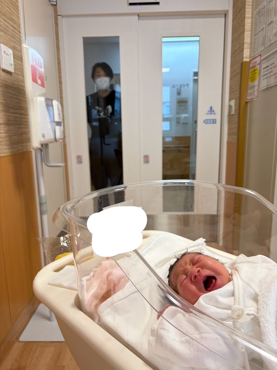 orderorz's tweet photo. 私事ですがこの度、パパになりました。
二徹に及ぶ出産を乗り越えてくれた妻には感謝してもしきれません。
育児がんばります！！！
おまけ：時間切れで面会室を追い出される不審者ワイ https://t.co/nE0cpgLr3s