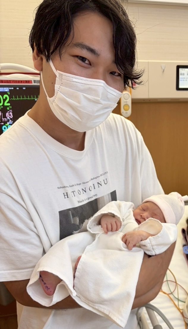 orderorz's tweet photo. 私事ですがこの度、パパになりました。
二徹に及ぶ出産を乗り越えてくれた妻には感謝してもしきれません。
育児がんばります！！！
おまけ：時間切れで面会室を追い出される不審者ワイ https://t.co/nE0cpgLr3s