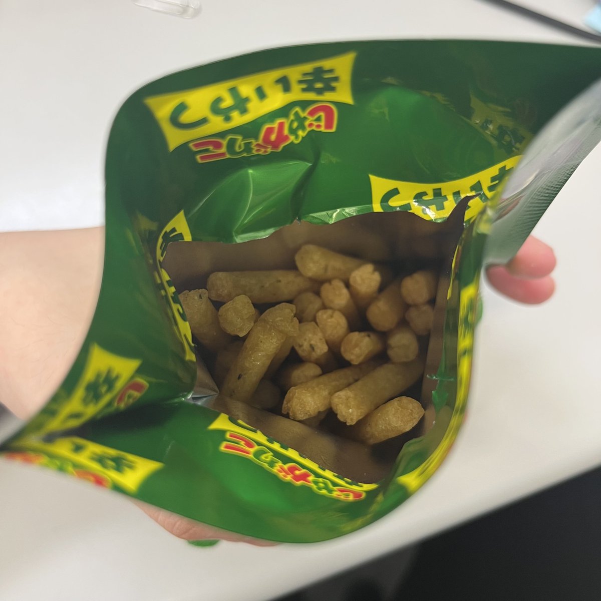 rnrk_pso2's tweet photo. 原神じゃがりこ、やっと最寄りのスーパーにも出現したので購入　これ以外無かったけど…
なるべく傷付けずに開けるには…と考えた結果… https://t.co/IMdavRSwbN