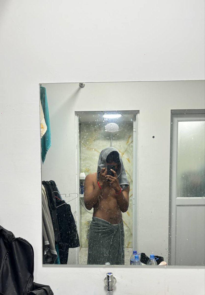 ToKhimphun's tweet photo. Ugly mirror 🪞😀 https://t.co/fftesb5qx9