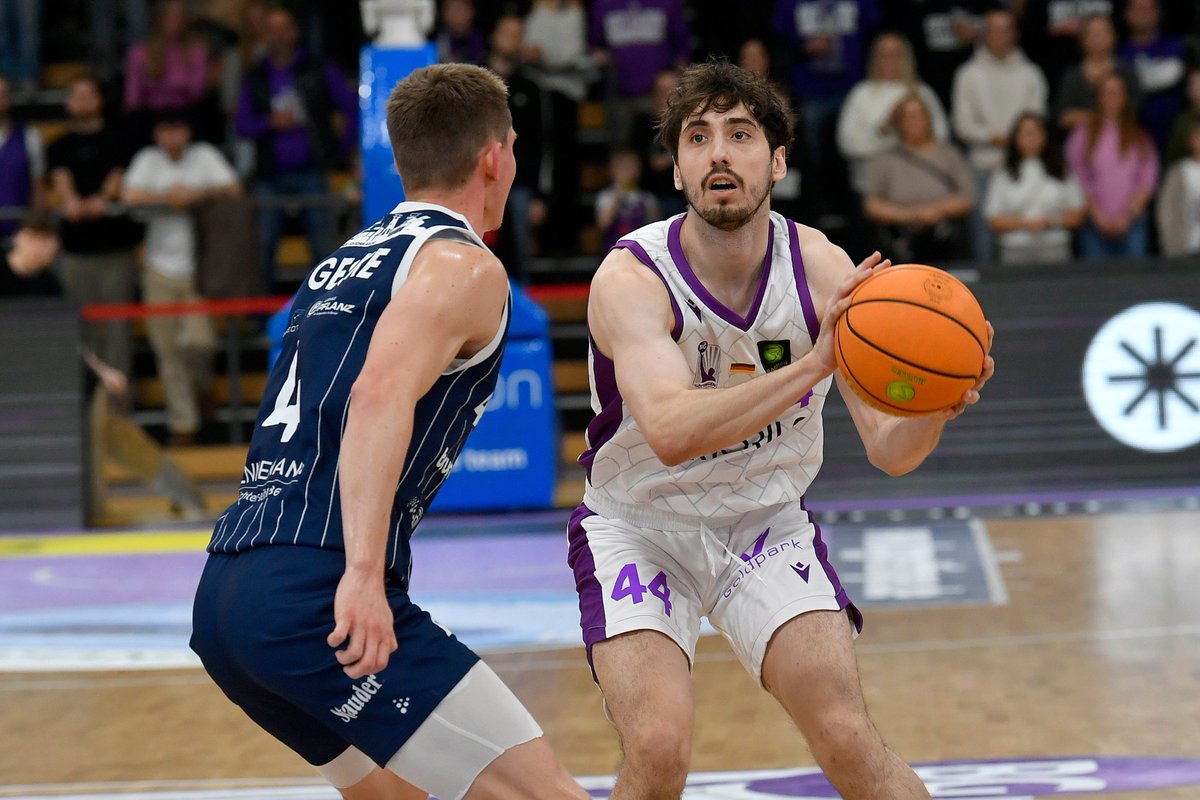 BGGoettingen's tweet photo. Danke, Julius! 💜

Julius Böhmer verlässt die 🌸 und wechselt in die easyCredit BBL. Wir freuen uns sehr, dass Julius bei uns seit langer Zeit mal wieder eine Saison ohne Verletzungen durchgespielt hat und wünschen ihm für seine sportliche und private Zukunft nur das Beste. 🫶 https://t.co/NT2F4DxT1A
