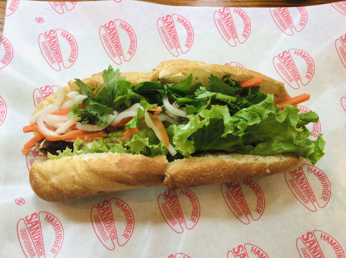 bacanal14's tweet photo. 「バインミー☆サンドイッチ」さんの甘辛さば食べた。甘辛チリソースを追加、パクチーありで注文。チリソースみたいな辛さではないが少し辛味あり。でも辛いの得意でなくても美味しく食べられる辛さだった。薄い衣で揚げた鯖が肉厚で美味しい。マヨネーズと合わさった甘辛いソース、なますもうまい。 https://t.co/lGa9SLpkGN