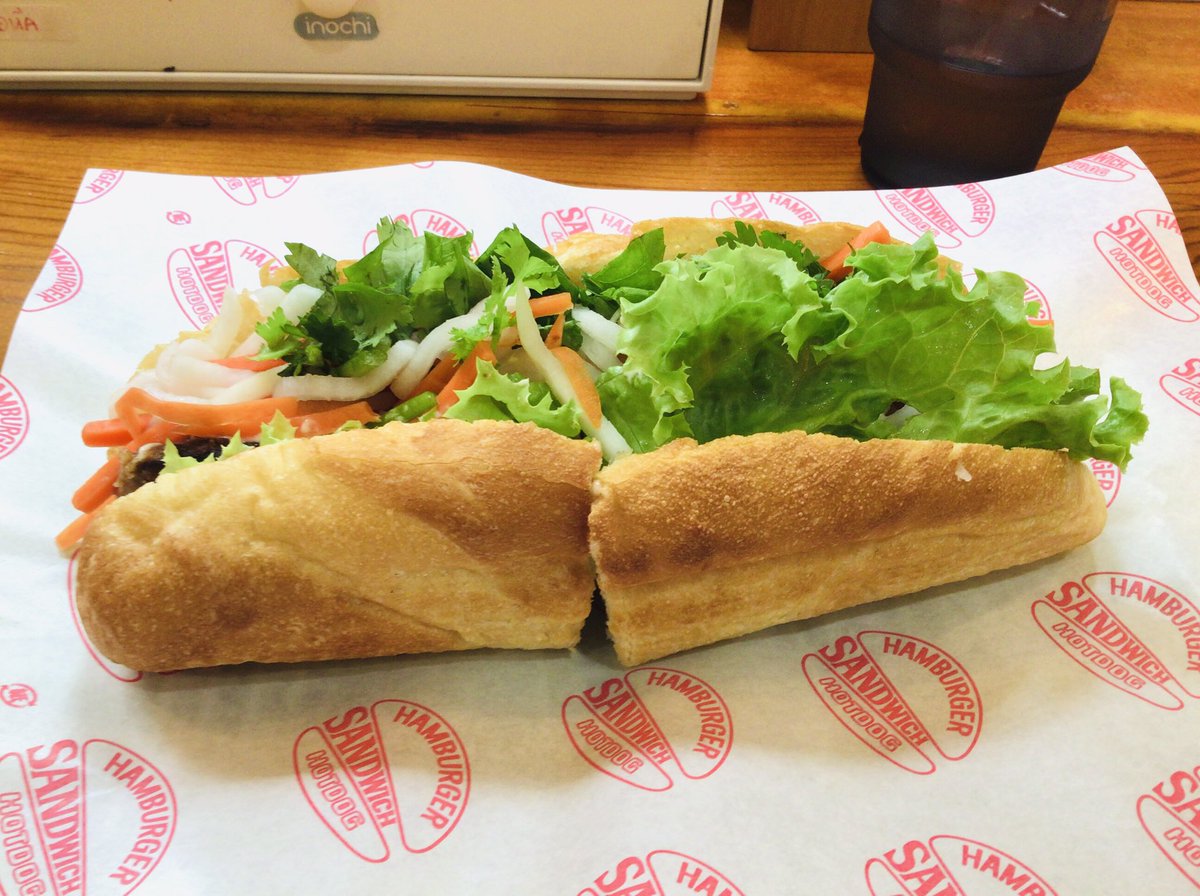 bacanal14's tweet photo. 「バインミー☆サンドイッチ」さんの甘辛さば食べた。甘辛チリソースを追加、パクチーありで注文。チリソースみたいな辛さではないが少し辛味あり。でも辛いの得意でなくても美味しく食べられる辛さだった。薄い衣で揚げた鯖が肉厚で美味しい。マヨネーズと合わさった甘辛いソース、なますもうまい。 https://t.co/lGa9SLpkGN