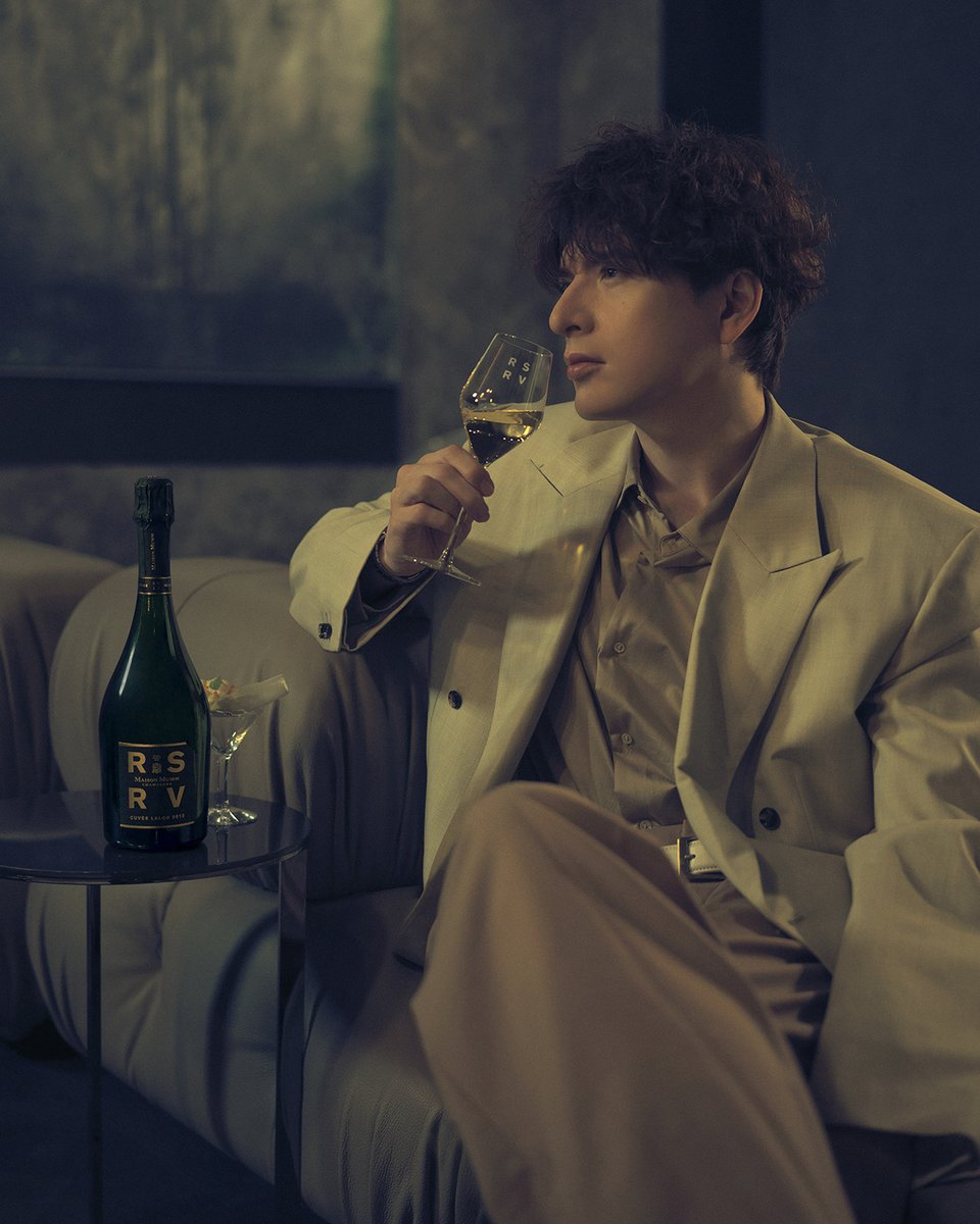 voguejp's tweet photo. 20年以上、第一線で芸能活動を続ける城田優の個性はどのように育まれたのか？
https://t.co/m9xfpbneMS

#PR

※飲酒運転・20歳未満の飲酒は法律で禁じられています。
妊娠中・授乳中の飲酒はやめましょう。お酒は適量を。 https://t.co/OVZisoCKbL