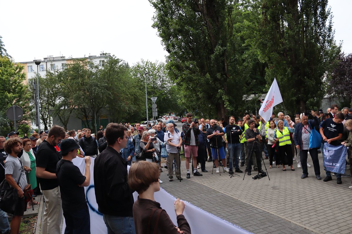 Artur_rzepka1's tweet photo. Wczoraj wziąłem udział w pikiecie przeciwko nielegalnemu meczetowi przy Dworskiej 1 w Krakowie. Polska słynie z gościnności, ale gość musi szanować zasady gospodarza. Nie zareagujemy dziś, to jutro  podzielimy los Zachodu. Polak mądry przed szkodą, oby tym razem. #meczet #krakow https://t.co/yHpxHSPbIV