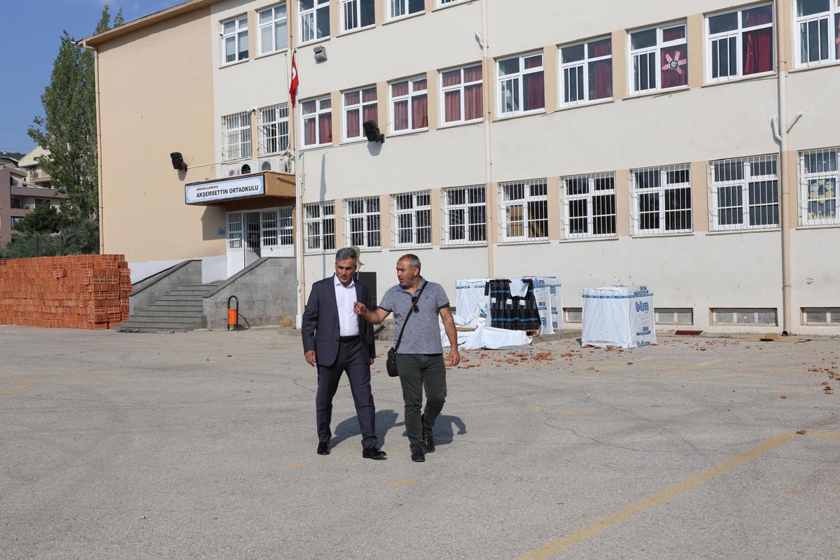 cankayailcemem's tweet photo. 🏫 Çankaya’da 2026-2027 Eğitim Öğretim Yılı Hazırlıkları Başladı.

2026-2027 Eğitim Öğretim Yılına hazırlık çalışmaları kapsamında, okullarımızın fiziki koşullarının iyileştirilmesi amacıyla bakım, onarım ve yenileme faaliyetleri titizlikle yürütülmektedir.

Akşemsettin Ortaokulunda ve Akşemsettin İlkokulunda öğrencilerimiz ve eğitim camiamız için daha güvenli, konforlu ve modern bir eğitim ortamı oluşturmak amacıyla çatı yenileme ve iç mekân tadilat çalışmalarına başlandı.

Çankaya İlçe Millî Eğitim Müdürümüz Sayın Aydın Demir, okulumuzu ziyaret ederek yürütülen çalışmaları yerinde inceledi, yetkililerden bilgi aldı ve çalışmaların planlanan takvim doğrultusunda tamamlanmasına yönelik değerlendirmelerde bulundu.

Öğrencilerimizi yeni eğitim öğretim yılına daha güvenli ve yenilenmiş eğitim ortamlarında karşılamak için çalışmalarımız kararlılıkla devam etmektedir.

@tcmeb @MemAnkara @Aydn5950273494