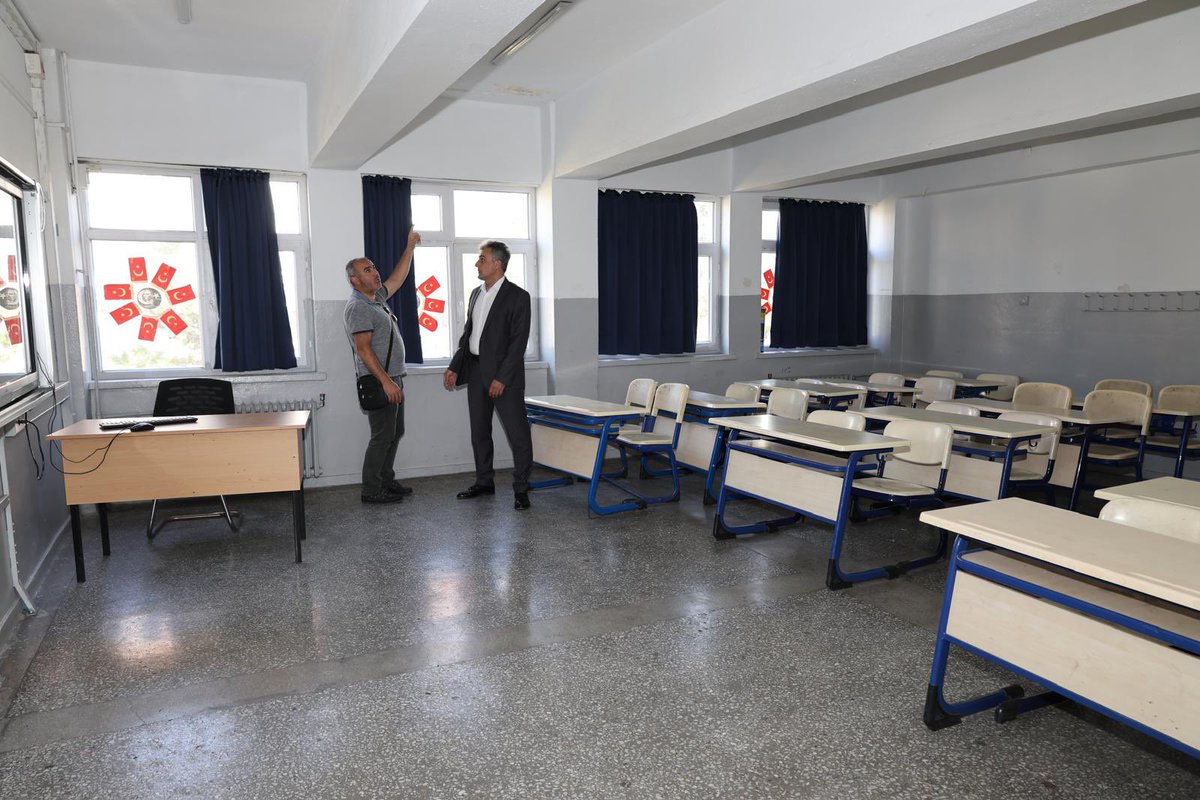 cankayailcemem's tweet photo. 🏫 Çankaya’da 2026-2027 Eğitim Öğretim Yılı Hazırlıkları Başladı.

2026-2027 Eğitim Öğretim Yılına hazırlık çalışmaları kapsamında, okullarımızın fiziki koşullarının iyileştirilmesi amacıyla bakım, onarım ve yenileme faaliyetleri titizlikle yürütülmektedir.

Akşemsettin Ortaokulunda ve Akşemsettin İlkokulunda öğrencilerimiz ve eğitim camiamız için daha güvenli, konforlu ve modern bir eğitim ortamı oluşturmak amacıyla çatı yenileme ve iç mekân tadilat çalışmalarına başlandı.

Çankaya İlçe Millî Eğitim Müdürümüz Sayın Aydın Demir, okulumuzu ziyaret ederek yürütülen çalışmaları yerinde inceledi, yetkililerden bilgi aldı ve çalışmaların planlanan takvim doğrultusunda tamamlanmasına yönelik değerlendirmelerde bulundu.

Öğrencilerimizi yeni eğitim öğretim yılına daha güvenli ve yenilenmiş eğitim ortamlarında karşılamak için çalışmalarımız kararlılıkla devam etmektedir.

@tcmeb @MemAnkara @Aydn5950273494
