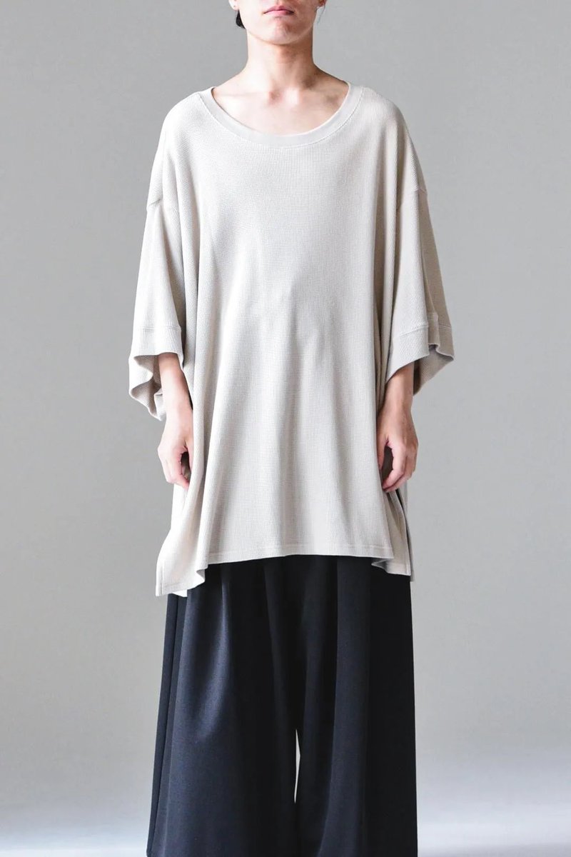 OVIESTUDIO's tweet photo. [BISHOOL]

 Waffle Big-T greige

両サイドにスリットを入れた着丈80cmのロングカットソー。
パンツポケットに手を入れた時のシルエットが美しい一着です。

https://t.co/2X0S86L5Z2 https://t.co/L9mZtBwa8W