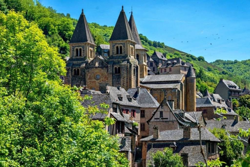 veritebeaute's tweet photo. « C’est le plus beau village du monde » : situé en France, ce village médiéval d’Aveyron, avec ses ruelles pavées, ses toits de lauze et son abbatiale mythique, a été élu numéro 1 en 2026 https://t.co/9nyxJCkcAd