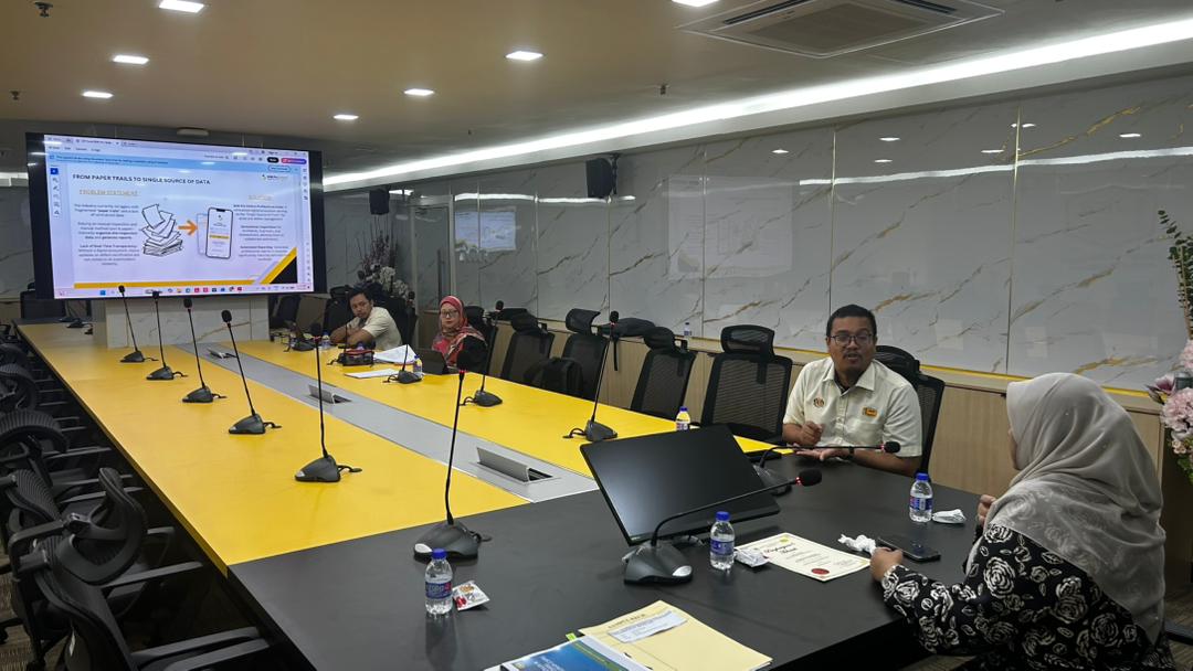 csfbjkr's tweet photo. 7/7/2026 - Pembentangan Produk Konvensyen Inovatif & Kreatif (KIK) JKR Malaysia Tahun 2026 oleh kumpulan KIK CSFB, I-DEFECT kepada Yang Menjalankan Tugas Pengarah CSFB, YBrs. Ir. Ts. @FadzilahJkr
#DeliveryIsOurPriority
#IamJKR #KitaJKR #JKRSynergy
#JasaKepadaRakyat https://t.co/GsaRd8seIP