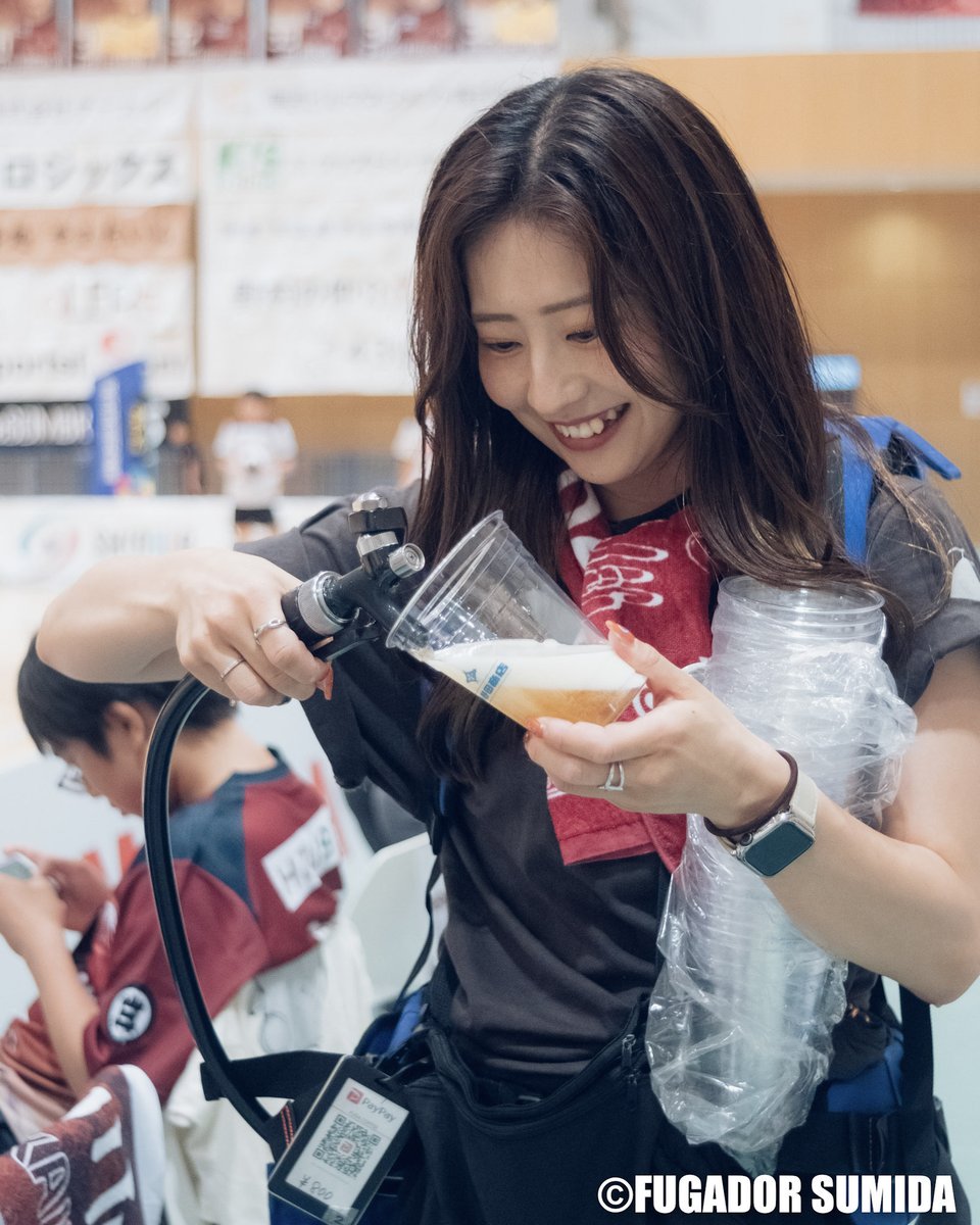 onoda_ice100's tweet photo. 🐧< #フウガドールすみだ の試合に、夢中になっている皆さまへ!
#FUGACOFFEE では生ビールやレモンサワーなどを販売してます🍺🍋
おいしいドリンクを飲んでのどを潤して、大きな声で応援しよう!
そして一度だけ、カップを見てみてください 🥤👀
そこに小野田商店がいるかも😆
#フットサル #墨田区
#メットライフ生命Fリーグ #感動が加速する
