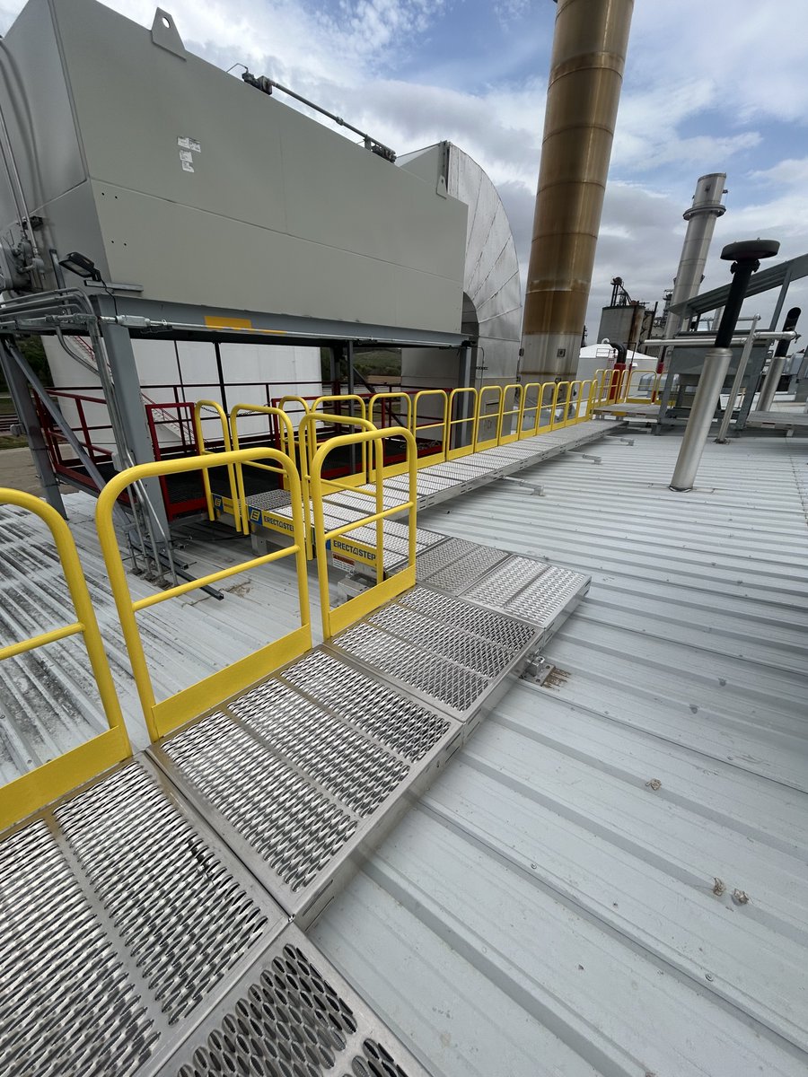 ErectaStep's tweet photo. A Midwestern ethanol plant added modular ErectaStep platforms to create elevated walkways over soft roof sections. Connect with ErectaStep for a quick roof access evaluation.
#ErectaStep #WorkplaceSafety #RoofAccess #IndustrialSafety #ModularAccess https://t.co/ZaTn61bTGv