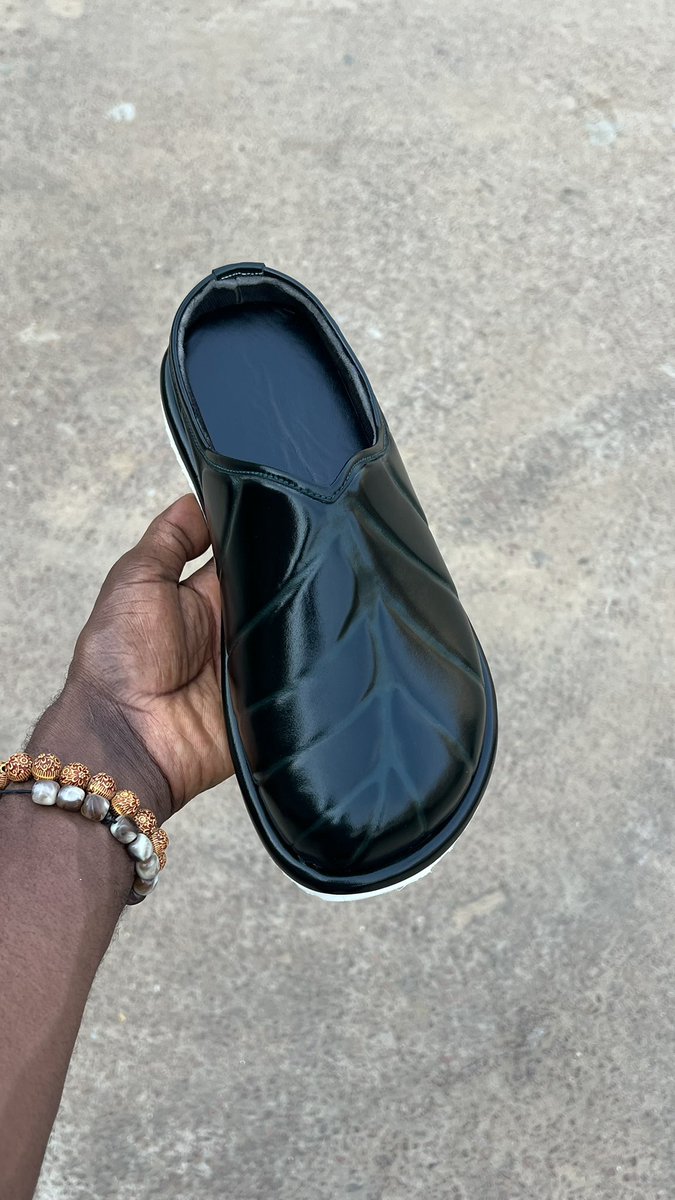 OriginalPeejay's tweet photo. THE LEAF CLOGS

Rate the best Design Color of Your Choice.🍃😊 https://t.co/k14AKqamy6
