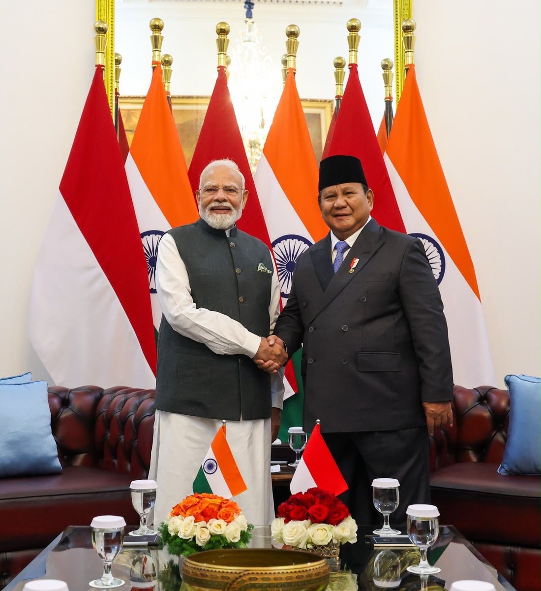 narendramodi's tweet photo. Telah melaksanakan diskusi yang produktif bersama Presiden Prabowo Subianto di Istana Merdeka, Jakarta. Dalam beberapa tahun terakhir, hubungan India-Indonesia telah memperoleh momentum baru dan cakupan yang lebih mendalam. Pembicaraan hari ini mencakup berbagai bidang seperti perdagangan, pengembangan sumber daya manusia, pertanian, ketahanan pangan, dan layanan kesehatan. Sebagai negara maritim utama di kawasan Indo-Pasifik, kerja sama pertahanan, keamanan, dan maritim juga menjadi fokus dalam pembahasan kami.

@prabowo